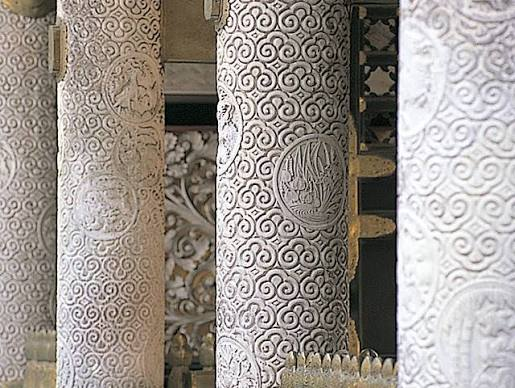 The swirl-pattern 'guri-mon' carving on the Yomeimon pillars