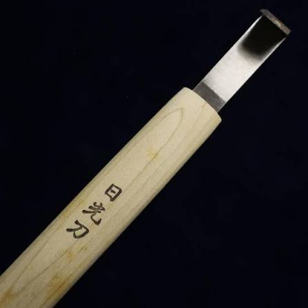 The distinctive 'hikkaki' carving knife used in Nikko-bori